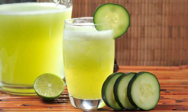 Agua con limon, pepino, jengibre y menta